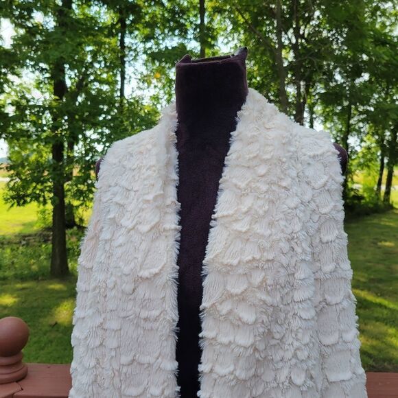 White Textured Faux Fur Vest Women’s M Cozy Layering Fall Winter Boutique - Picture 5 of 14